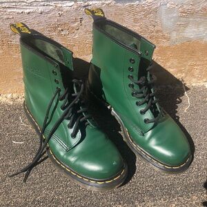 Doc Marten’s women’s size 9 forest green classic boots